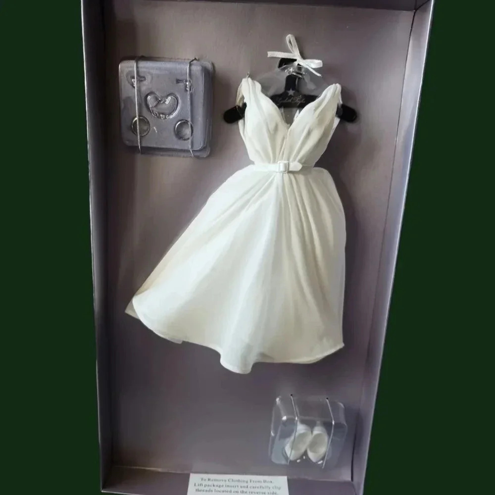 Franklin mint Elizabeth Taylor vinyl  portrait doll wardrobe collection